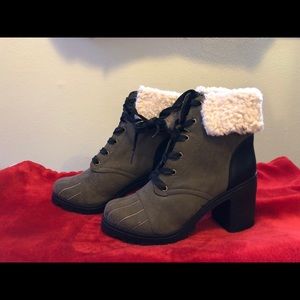 Fuzzy Heal Boots Sz6 Women